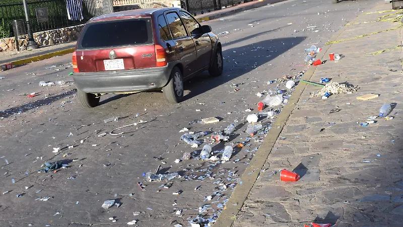 basura 7. Después de la clausura de los eventos del festival de primavera amanece el centro de la ciudad con basura
